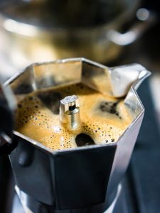 Se debe lavar la greca de café después de usarla? - AFuegoAlto